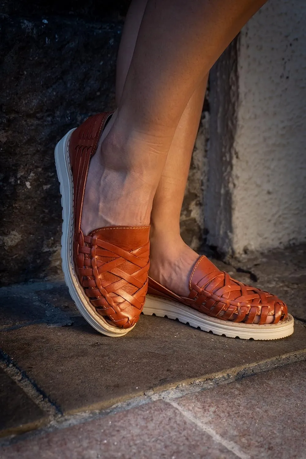 Mexico en la Piel Women's Handmade Leather Huarache Sandals – Genuine Leather, Closed Toe, Water-Resistant, Casual Slip-On Flats with Interlaced Straps – Available in Tan, Black, and Shedron