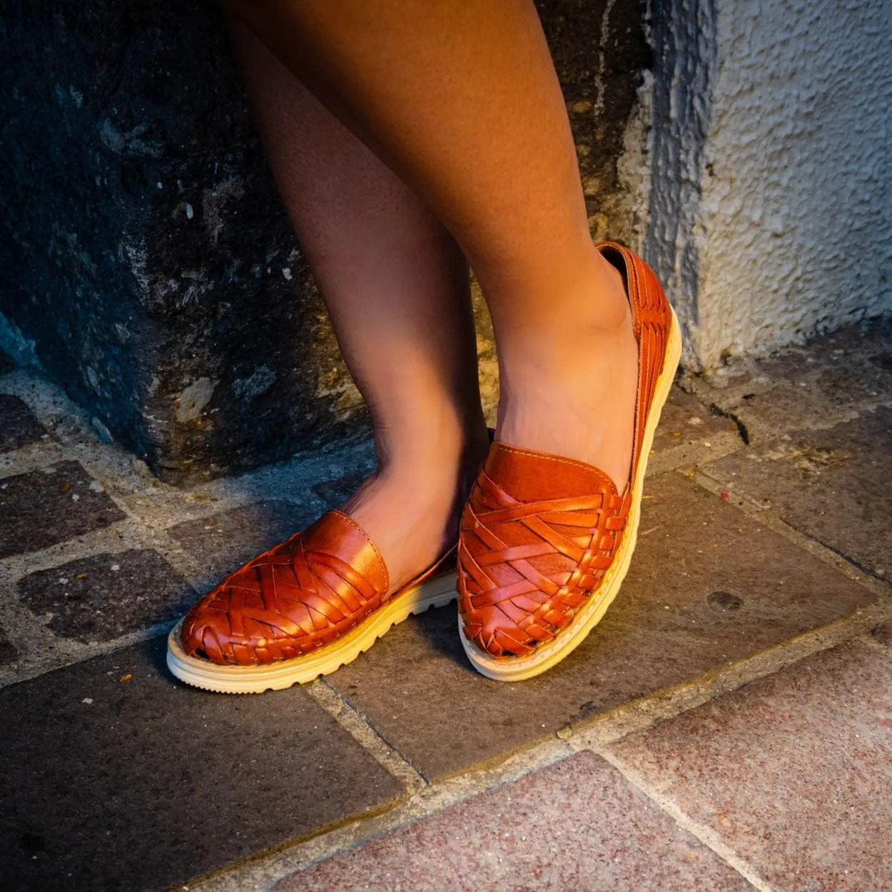 Mexico en la Piel Women's Handmade Leather Huarache Sandals – Genuine Leather, Closed Toe, Water-Resistant, Casual Slip-On Flats with Interlaced Straps – Available in Tan, Black, and Shedron