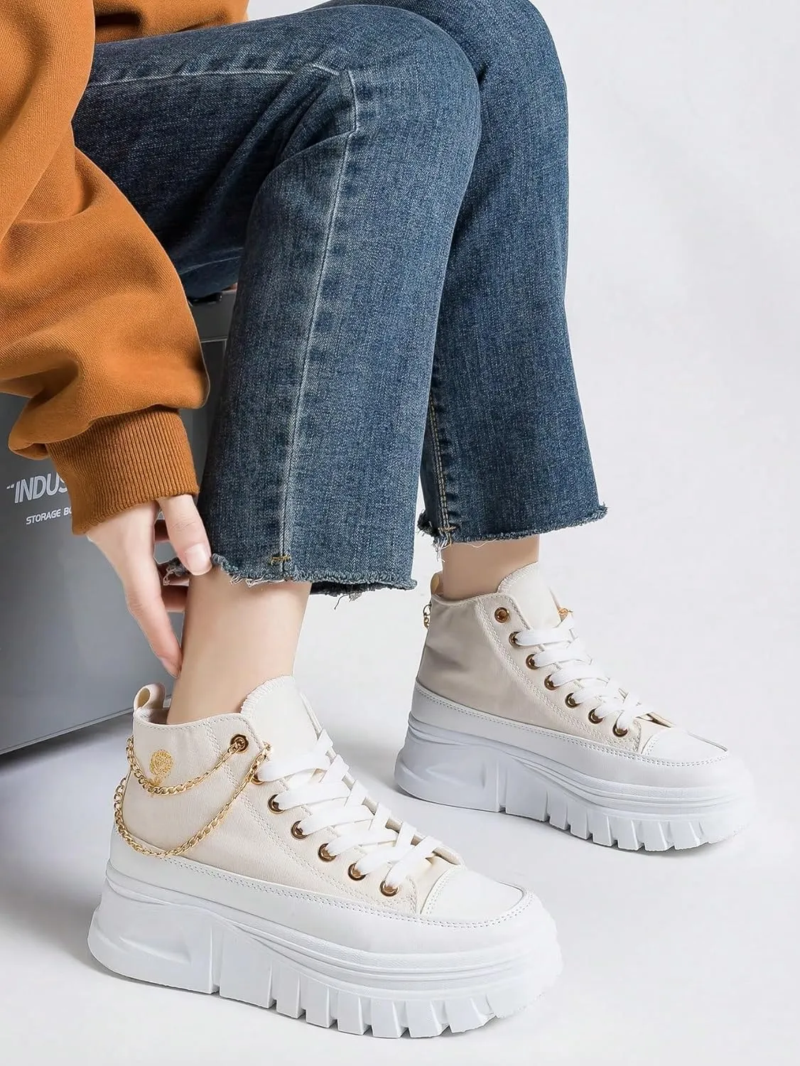 Minimalist Y2K Platform Sneakers Canvas Height Boost Board Shoes for Casual Streetwear Vacation Outfits with Silver Detachable Chain Unique Trendy Style