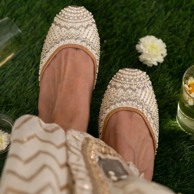 White/Ivory juttis | handmade genuine leather punjabi jutti/khussa/mojari/flats/bridal shoes